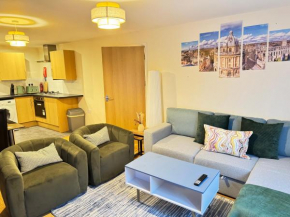 The Vogue Stay, 3 Bedrooms, 2 bathrooms, Ideal for JR & Oxford Hospitals, FREE CarPark, Conveniently located for Ring Road access, 2 miles from Oxford City Centre easy car & bus route